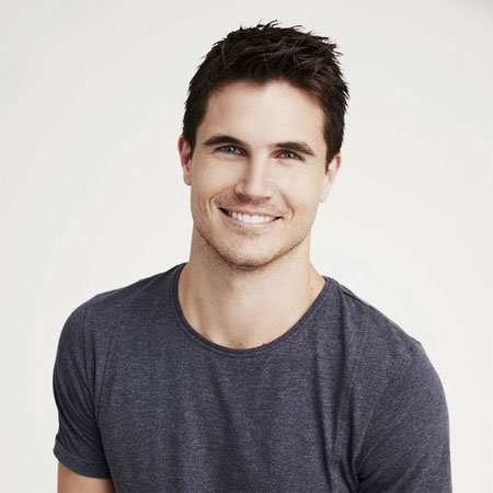 How tall is Robbie Amell?